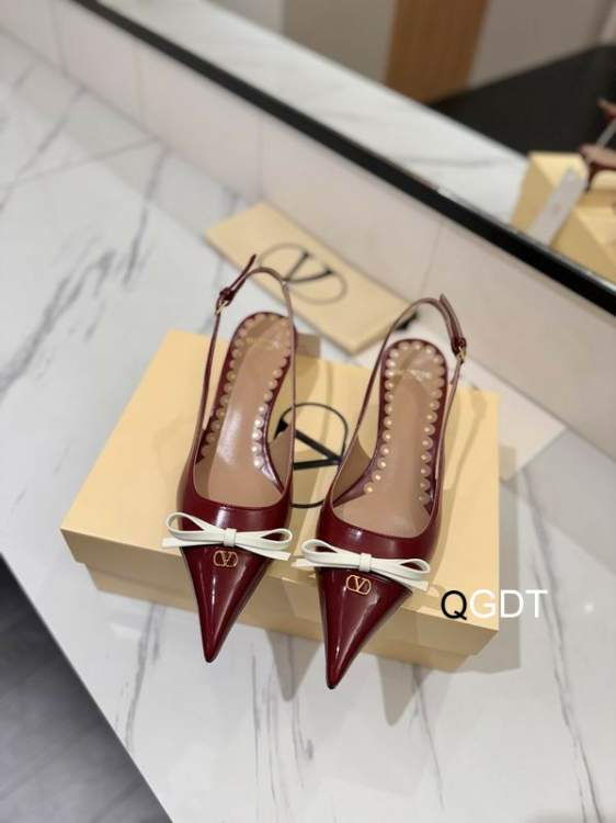 Picture of Valentino Shoes _SKUValentinosz35-40820266.5cmGDT0305